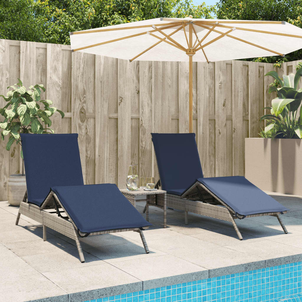 vidaXL Sonnenliegen 2 Stk. mit Tisch Grau Poly Rattan